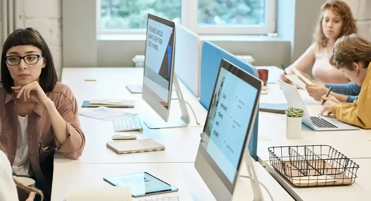 asesoría creativa en Barcelona trabajando en oficina