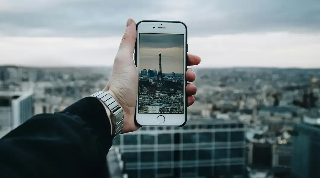 el turismo digital en auge en la ciudad de Paris con un usuario