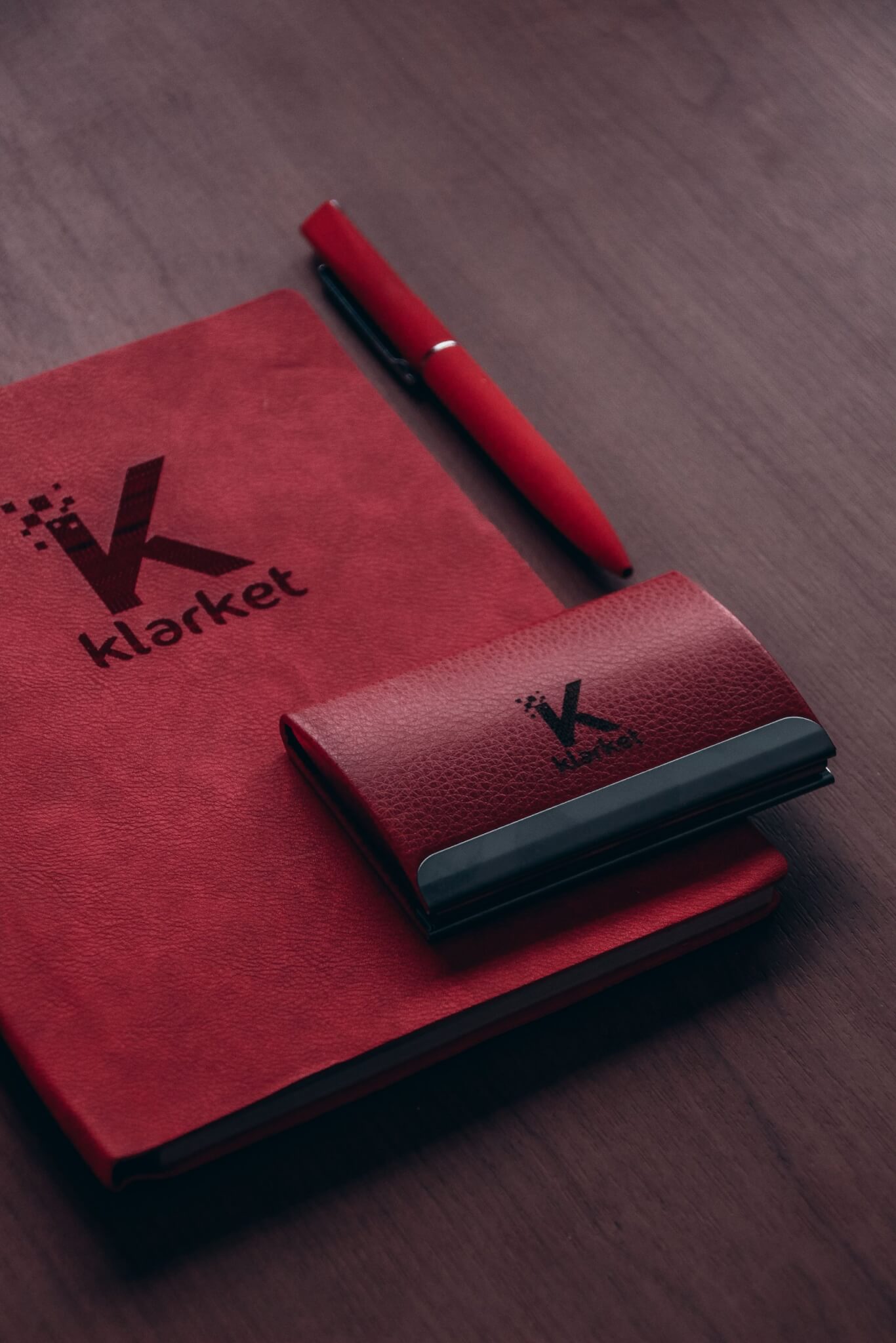 bocetos de logotipos y nombres de marca sobre una mesa de trabajo