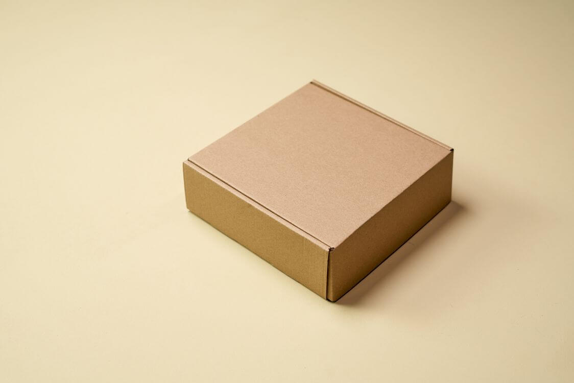 diseño de packaging minimalista sobre mesa blanca para producto de una pyme