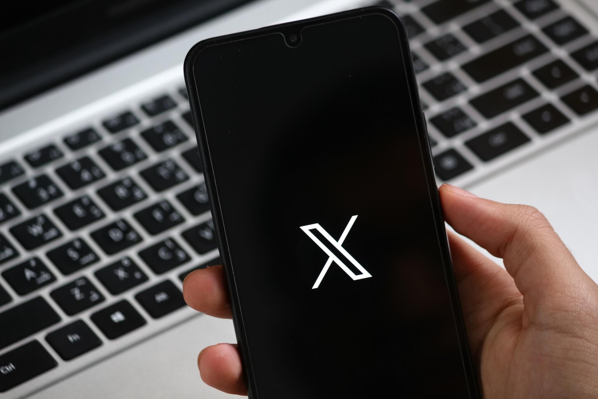 interfaz de app moderna en un smartphone mostrando diseño ux ui para una pyme