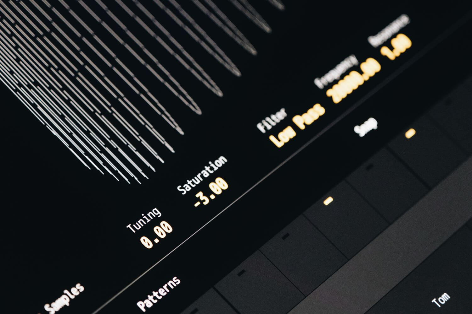 mezclador de sonido usado para diseñar el sonic branding de una marca