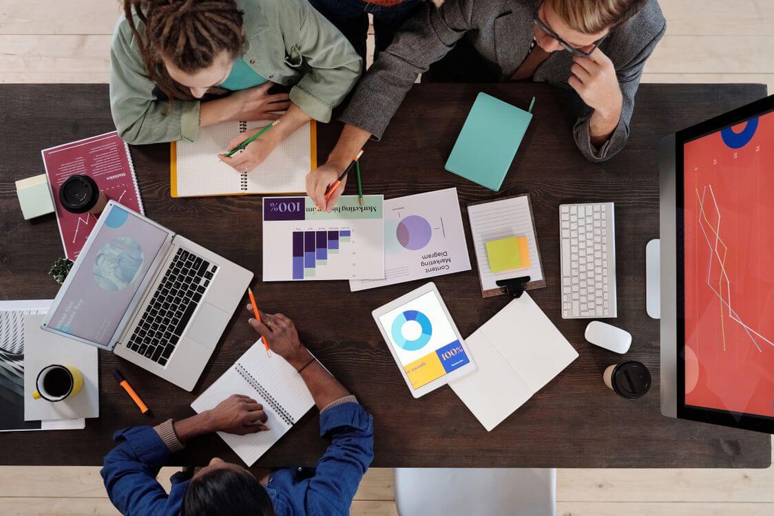 equipo colaborando en una estrategia de branding con significado en una oficina de barcelona