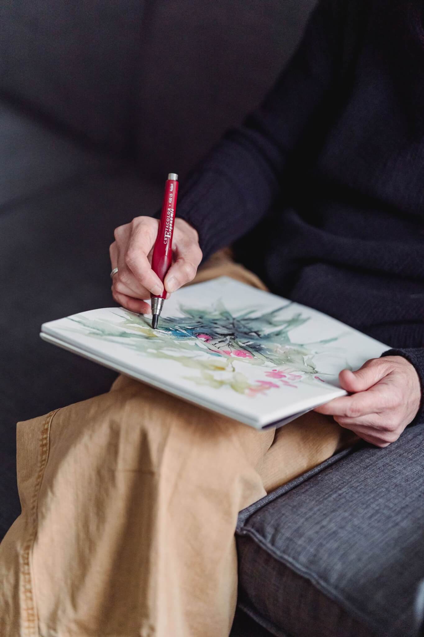 persona dibujando una ilustración sobre papel para una identidad de marca